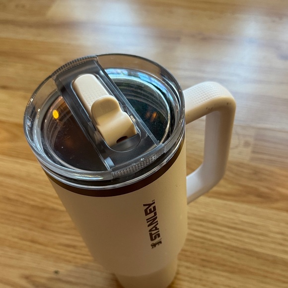 40 oz. Stanley Flip Top (soft pink) ✨ - Picture 6 of 12